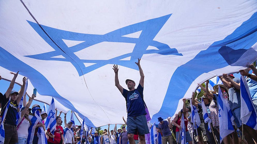 "Nei giorni e nelle settimane che verranno - ha affermato la leadership della protesta - la Corte Suprema discuterà l'annullamento della prima legge della dittatura di Benyamin Netanyahu e del ministro della giustizia Yariv Levin.