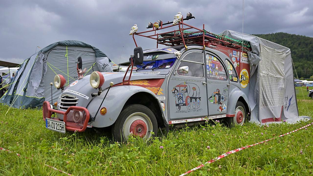 Kultauto. Tausende der legendären 2CV treffen sich im Jura