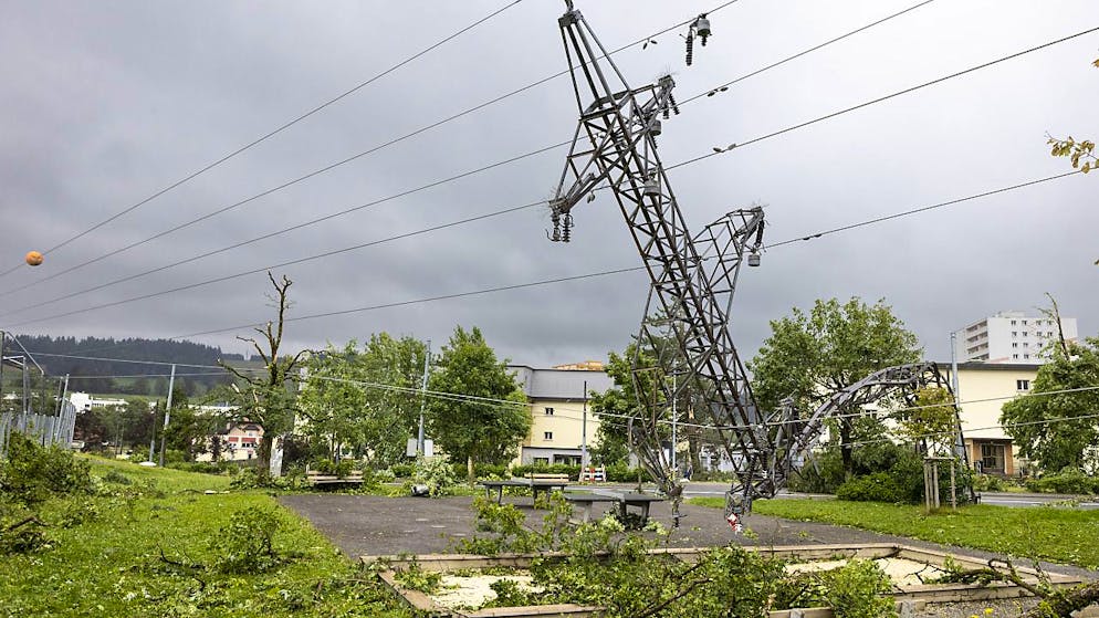 Hunderte Schadenmeldungen nach Sturm in La Chaux-de-Fonds - Gallery. Sogar Strommasten wurden beim Sturm vom Montag aus der Verankerung gerissen.