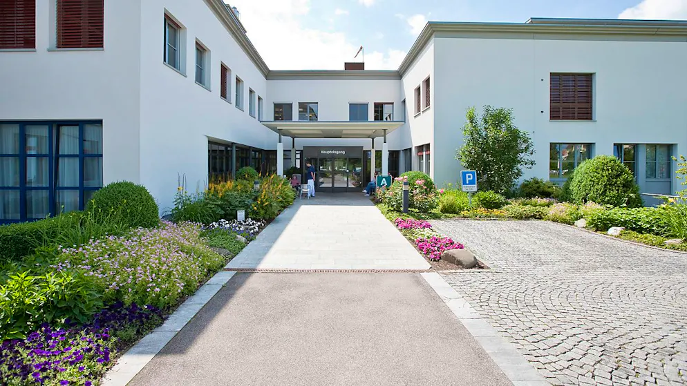 Das Spital in Flawil soll nun doch nicht einem Neubau weichen. Hat der Kanton das Gebäude zu günstig verkauft? (Archivbild)
