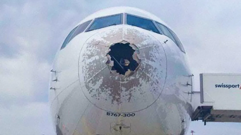 Notlandung in Rom. Hagel zerdeppert Flugzeug auf dem Weg nach New York