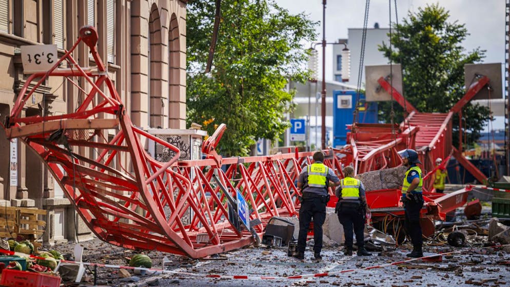 Hunderte Schadenmeldungen nach Sturm in La Chaux-de-Fonds - Gallery. Der Kran hielt dem heftigen Sturm nicht stand.