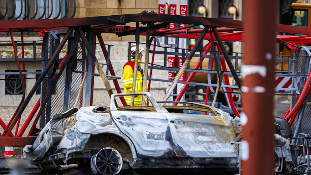 Hunderte Schadenmeldungen nach Sturm in La Chaux-de-Fonds - Gallery. Unglaubliche Wucht: Zerstörtes Auto in La Chaux-de-Fonds.