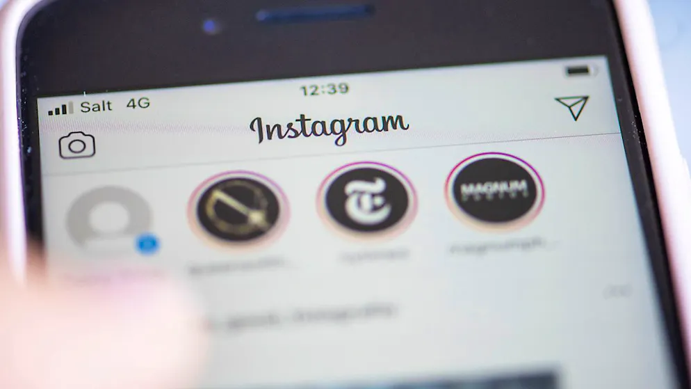 Wegen eines Videos auf dem Mobiltelefon kam die Polizei dem Raser auf die Spur. (Archivbild)