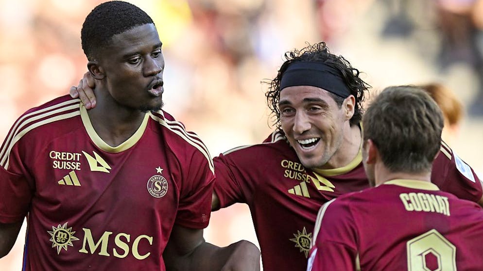 Chris Bedia (links) beginnt mit Servette die Europacup-Kampagne.