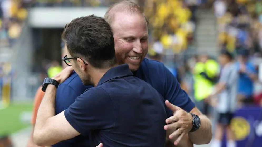 Lausanne-Coach Ludovic Magnin und YB-Coach Raphael Wicky begrüssen sich vor dem ersten Spiel der Saison herzlich.