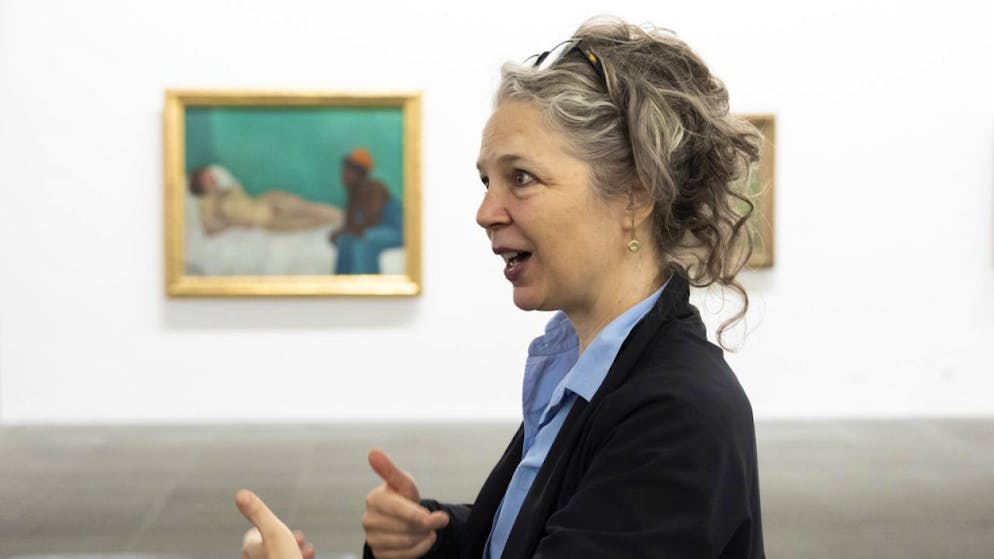 Geschichten öffnen den Blick auf die Sammlung des Kunstmuseums Bern - Gallery. Melinda Nadj Abonji vor dem Bild "La Blanche et la Noire" (1913) von Felix Valloton (1865-1925): Für die Ausstellung "Anekdoten des Schicksals" im Kunstmuseum Bern erzählt die Schweizer Autorin Geschichten und öffnet damit neue Blickwinkel auf die Kunst.