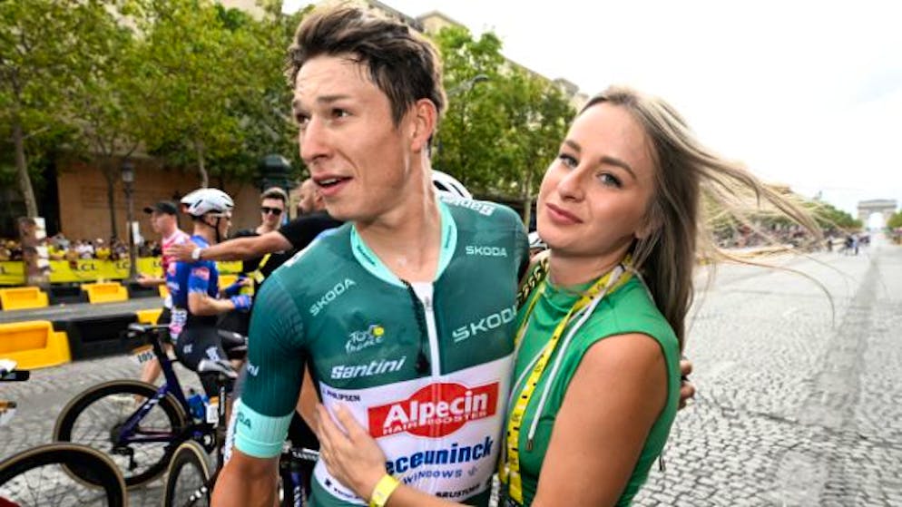 Jasper Philipsen wird von seiner Partnerin Melanie Peetermans in den Arm genommen.