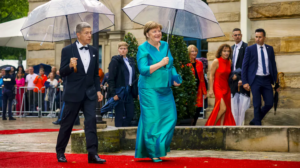 Bayreuther Festspiele. Angela Merkel strahlt in Grün auf dem Red Carpet
