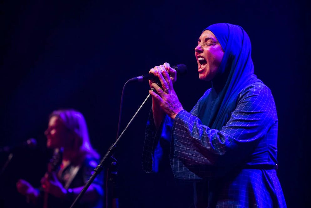 È morta la cantante irlandese Sinead O'Connor. La cantante irlandese durante il suo concerto all'Akvarium Klub di Budapest nel 2019.