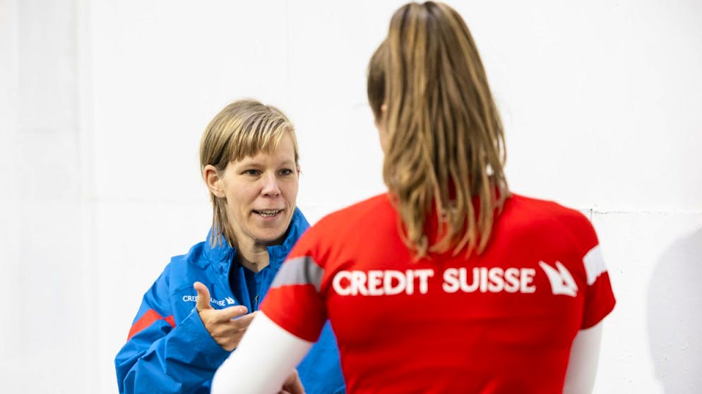 Vier Personen im Hintergrund des Schweizer Nationalteams - Gallery. Sportpsychologin Kathrin Staufenbiel, links, spricht mit Captain Lia Wälti vor einem Training in Dunedin, Neuseeland.
