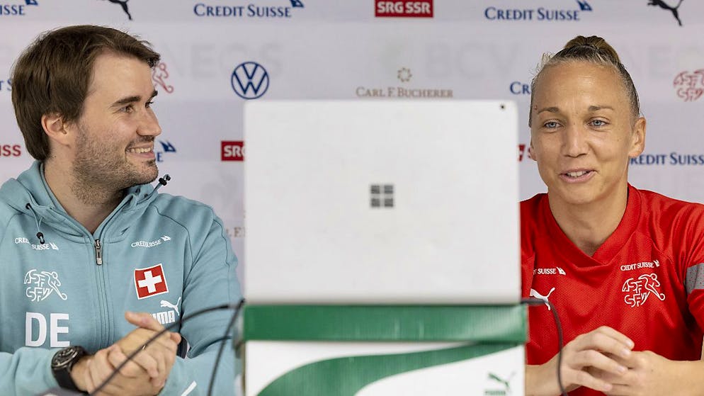 Vier Personen im Hintergrund des Schweizer Nationalteams - Gallery. Dominik Erb begleitet die Spielerinnen des Schweizer Nationalteams, wie im Bild Gaëlle Thalmann, an den Medienkonferenzen. (Archivbild)