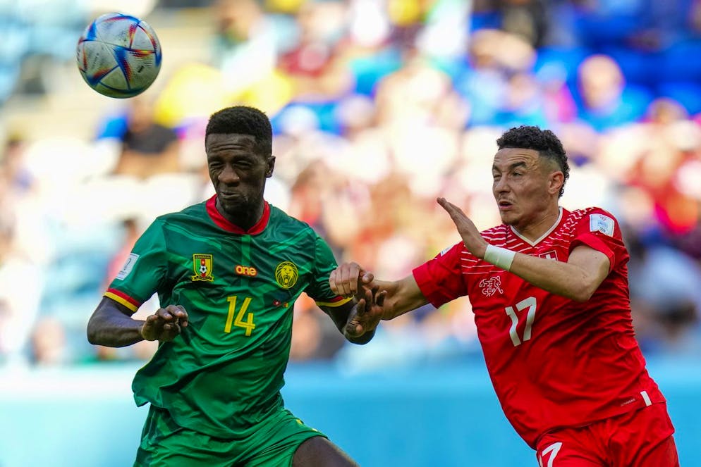 Samuel Gouet (sinistra) in lotta con Ruben Vargas in occasione della Coppa del Mondo 2022.