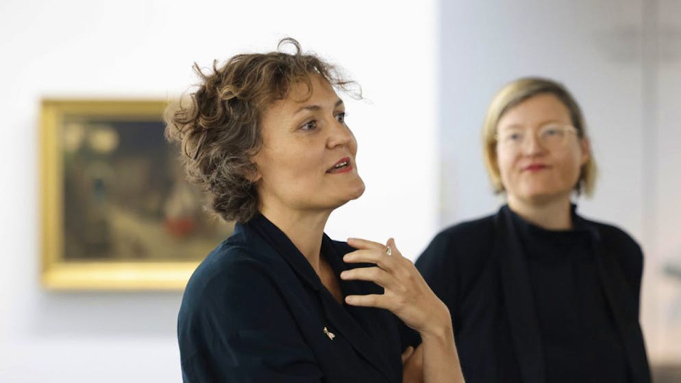Geschichten öffnen den Blick auf die Sammlung des Kunstmuseums Bern - Gallery. Für die Ausstellung "Anekdoten des Schicksals" im Kunstmuseum Bern lässt Kuratorin Marta Dziewańska (links) Autorinnen und einen Autor zu Wort kommen, um "durch deren Worte zu schauen". Kunstmuseumsdirektorin Nina Zimmer will damit "Kunstgeschichte neu schreiben".