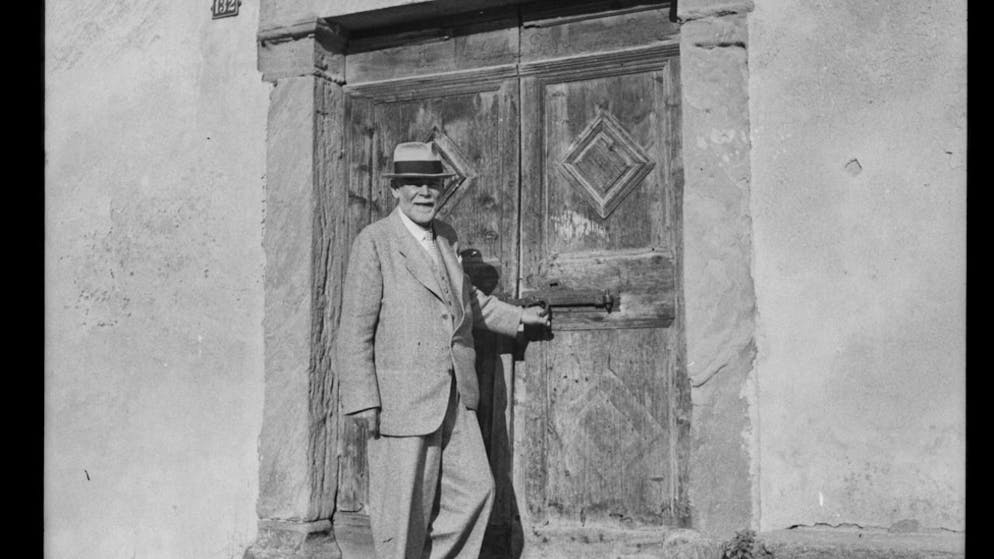 Augusto Giacometti davanti alla sua casa nativa a Stampa in Val Bregaglia (GR). Fu un importante pittore svizzero legato al liberty e al simbolismo, considerato un pioniere dell'arte astratta.
