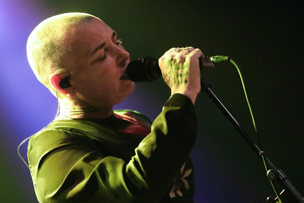 È morta la cantante irlandese Sinead O'Connor. Sinead O'Connor si esibisce per la prima volta nella capitale croata Zagabria presso la Tvornica kulture nel 2020.