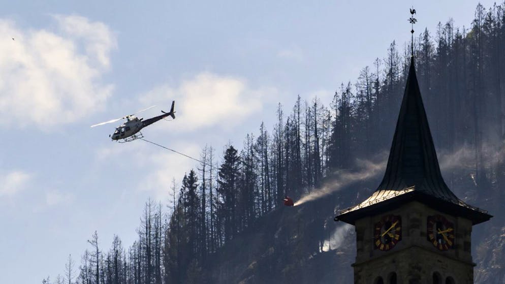 Waldbrand bei Bitsch VS. Feuerwehren erhalten Unterstützung bei Brandbekämpfung