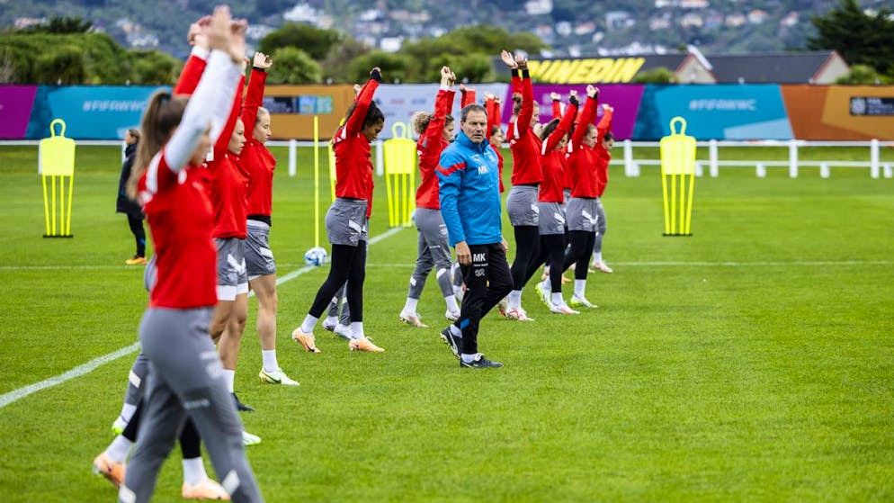 Vier Personen im Hintergrund des Schweizer Nationalteams - Gallery. Konditionstrainer Michel Kohler gibt in den Trainings in Neuseeland den Takt an.