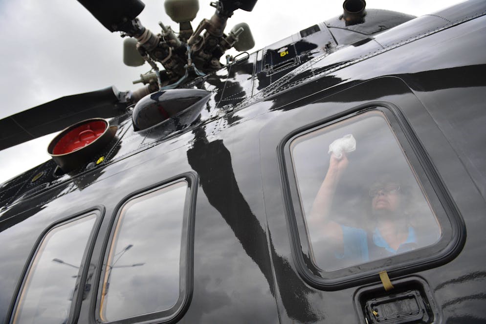 Cet hélicoptère Mi-8 a percuté des fils électriques, ce qui a entraîné sa chute, selon des informations préléminaires évoquées par le ministère russe des Situations d'urgence. (image d'illustration)