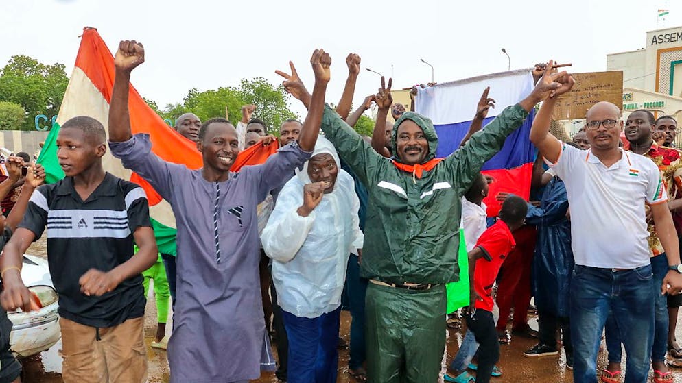 I sostenitori dei soldati golpisti manifestano a Niamey, in Niger.