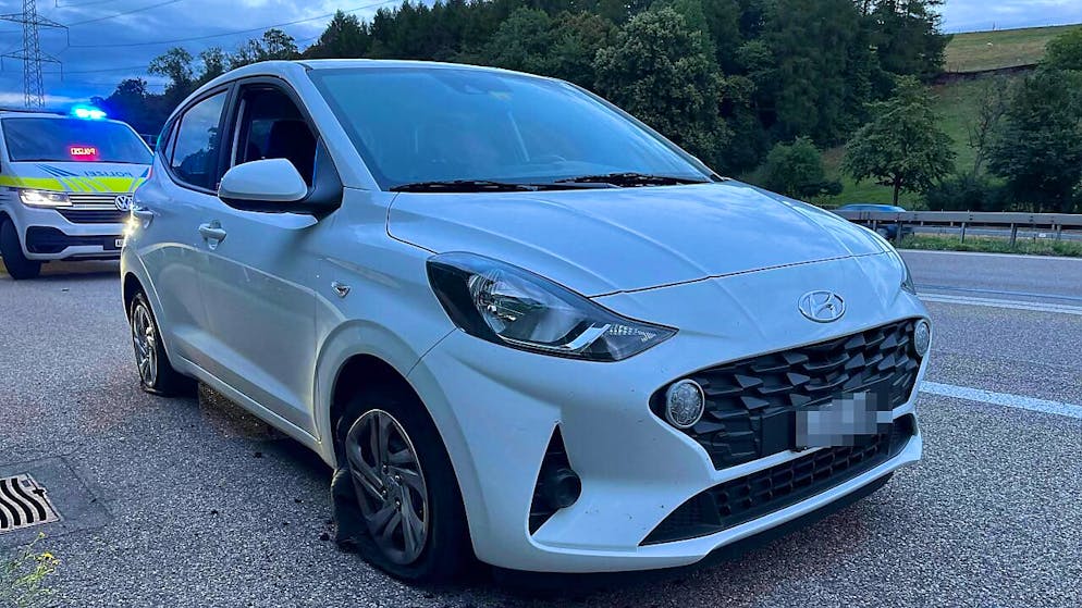 Vier platte Reifen: Eine Nagelsperre stoppte die Flucht eines verwirrten Autolenkers auf der A3 bei Rheinfelden AG.