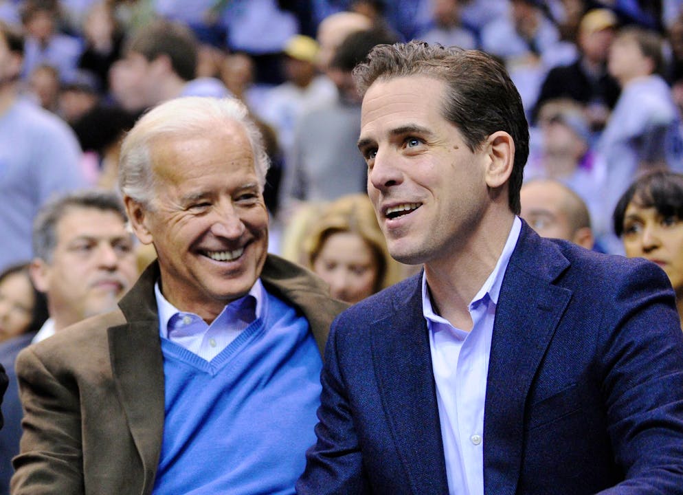 Politische Bürde – Hunter Biden und der US-Wahlkampf - Gallery. Joe Biden (l) und sein Sohn Hunter Biden sehen sich ein Basketballspiel an.