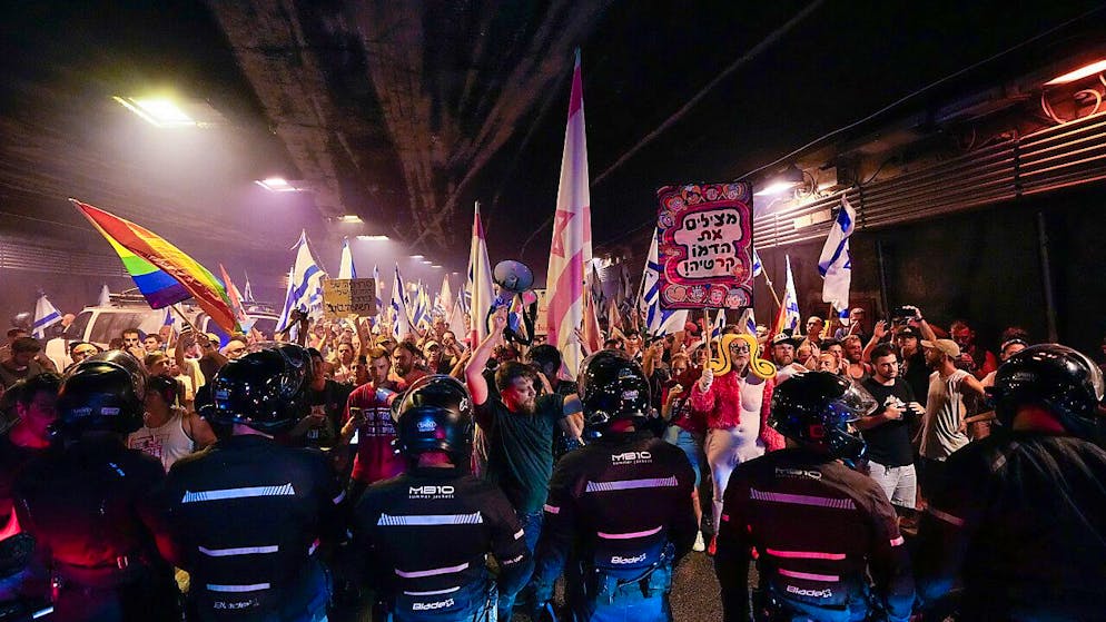 Demonstranten und Polizisten stehen sich in Tel Aviv gegenüber. Foto: Ariel Schalit/AP/dpa