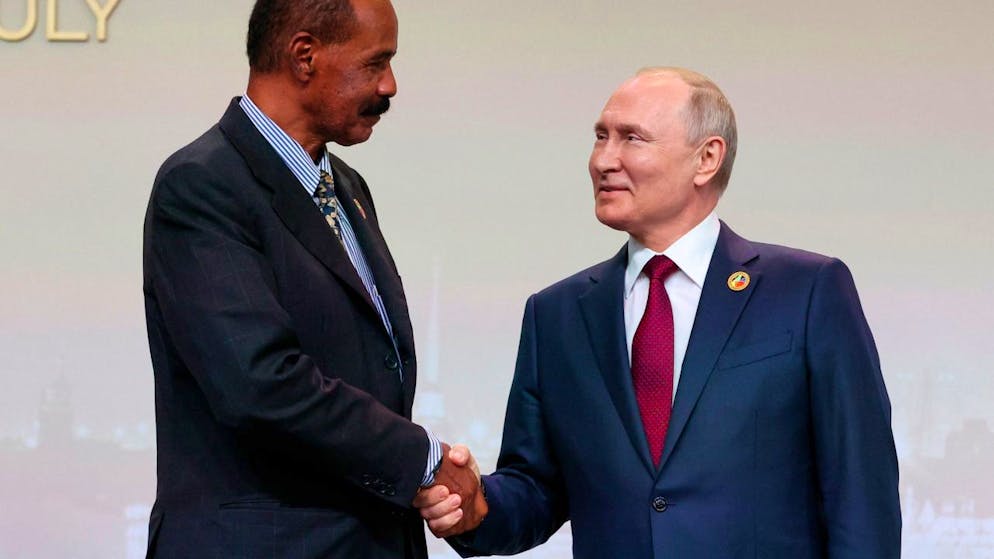 Isaias Afwerki, Präsident von Eritrea, und Wladimir Putin, Präsident von Russland, geben sich vor einer offiziellen Zeremonie zur Begrüßung der Delegationsleiter des Russland-Afrika-Gipfels die Hand. Foto: Sergei Bobylev/Pool TASS Host Photo Agency/AP/dpa - ACHTUNG: Nur zur redaktionellen Verwendung und nur mit vollständiger Nennung des vorstehenden Credits