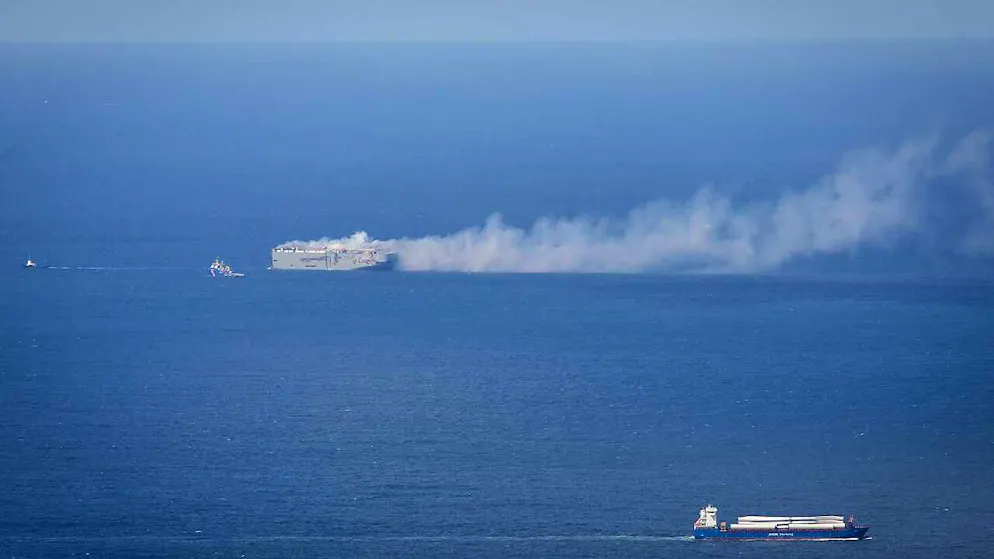 Der Frachter «Fremantle Highway» brennt in der Nordsee oberhalb von Ameland. Foto: Jan Spoelstra/ANP/dpa
