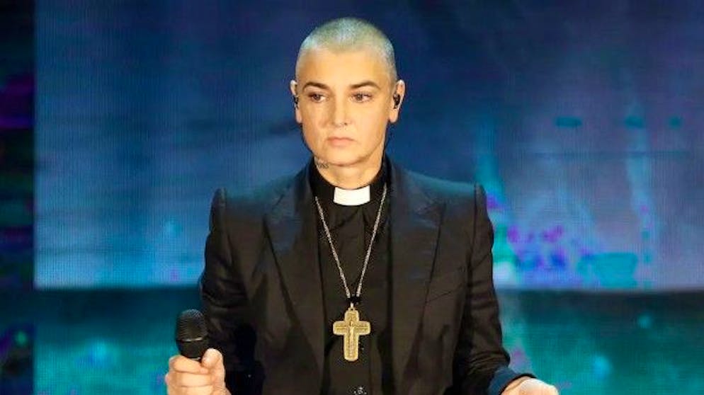 Ecco le personalità celebri o di spicco che ci hanno lasciato nel 2023. Sinéad O'Connor muore il 26 luglio a Londra a 56 anni. È stata una delle musiciste più conosciute d'Irlanda. Il suo successo maggiore rimane legato al singolo «Nothing Compares 2 U» del 1990, incluso nell'album «I Do Not Want What I Haven't Got». Il brano è una struggente ballata romantica e raggiunge i vertici delle classifiche mondiali e viene eletto da Billboard singolo di maggiore successo a livello mondiale dell'anno. L'8 ottobre del 1992, cantando il brano «War» di Bob Marley durante il programma TV della NBC «Saturday Night Live», cambia alcune frasi dell'ultima strofa, facendo esplicito riferimento alla pedofilia di cui erano stati accusati membri della Chiesa cattolica negli USA e al termine dell'esibizione strappa davanti alla telecamera una foto di Papa Giovanni Paolo II dicendo: «Fight the real enemy!» («Combattete il vero nemico!»).I suoi lavori musicali successivi non ottengono più il favore del pubblico e nemmeno quello della critica. I media iniziano a parlare sempre più delle sue vicende personali (divorzio, nomina come prete di una corrente cattolica indipendente, conversione all'islam, importanti problemi psichici) che della sua musica.