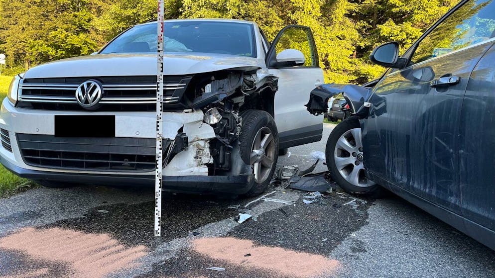 Ein alkoholisierter Autofahrer kam in Bärenwil (Langenbruck) auf die Gegenfahrbahn und kollidierte mit einem VW.