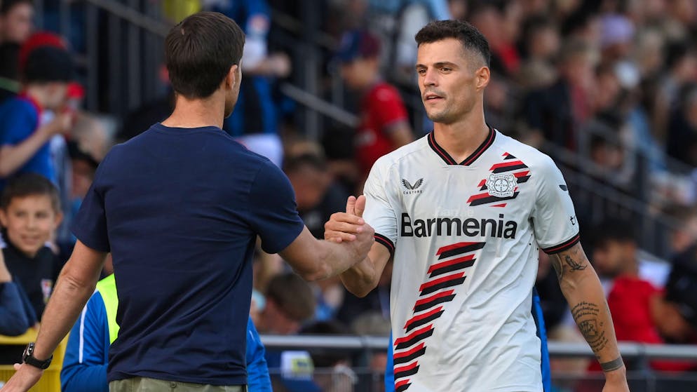 Granit Xhaka beim Handshake mit seinem neuen Trainer Xabi Alonso.