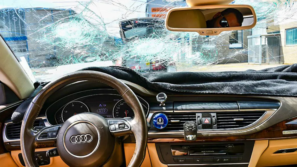 Auto mit kaputter Frontscheibe in Emmetten NW aus Verkehr gezogen - Gallery. Die Sicht des Autolenkers war laut Kantonspolizei Nidwalden stark eingeschränkt.