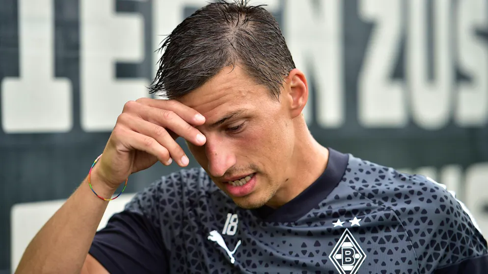 Stefan Lainer ist an Krebs erkrankt und wir längere Zeit ausfallen. Die Ärzte glauben, dass er gute Heilungschancen hat.