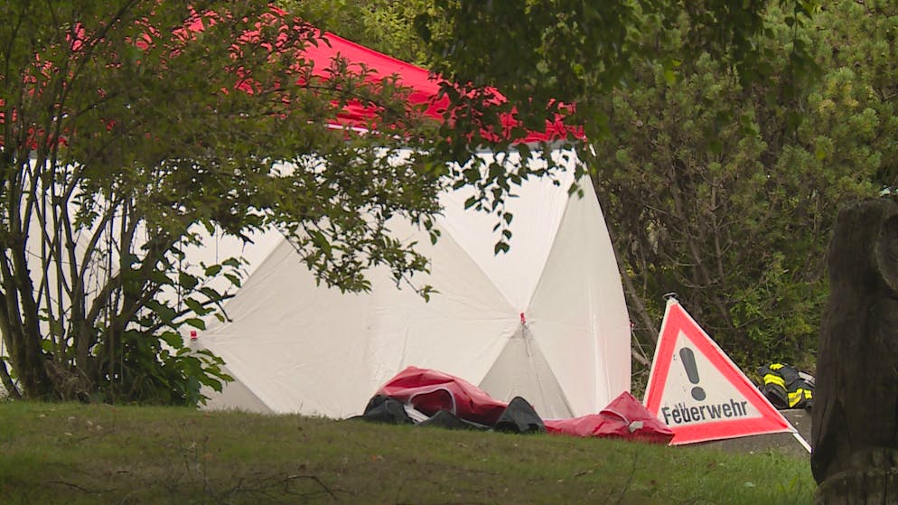 Drei Tote in einer Garage in Uerkheim AG. Die Aargauer Kantonspolizei hat am Donnerstag in einer Garage in Uerkheim drei Tote aufgefunden.