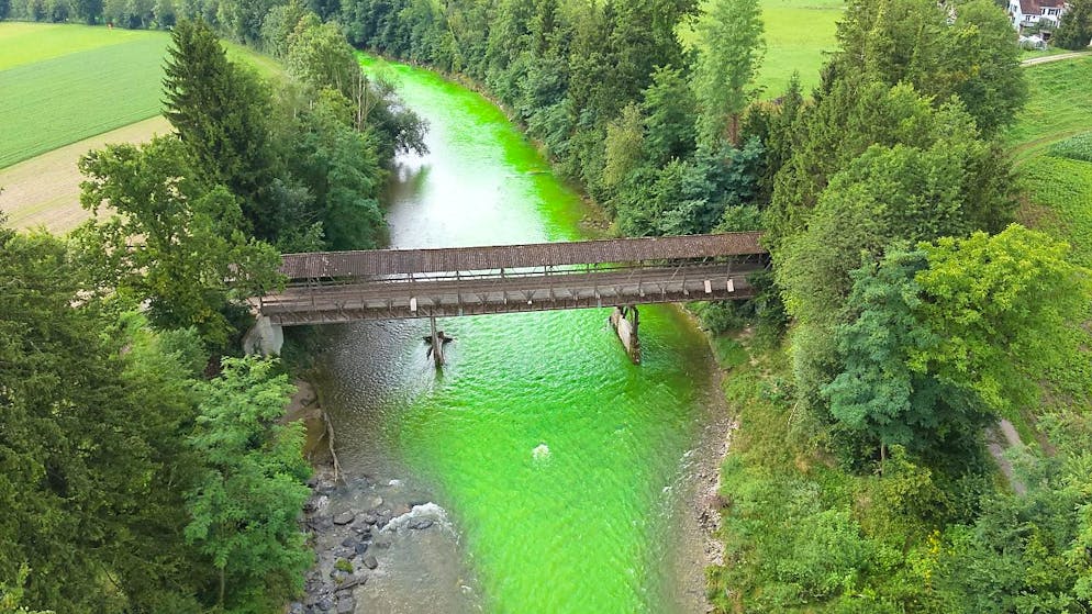 Die Sitter bei Zihlschlacht TG leuchtet grün - Gallery. Die Sitter durch den Thurgau leuchtete am Freitag grün.