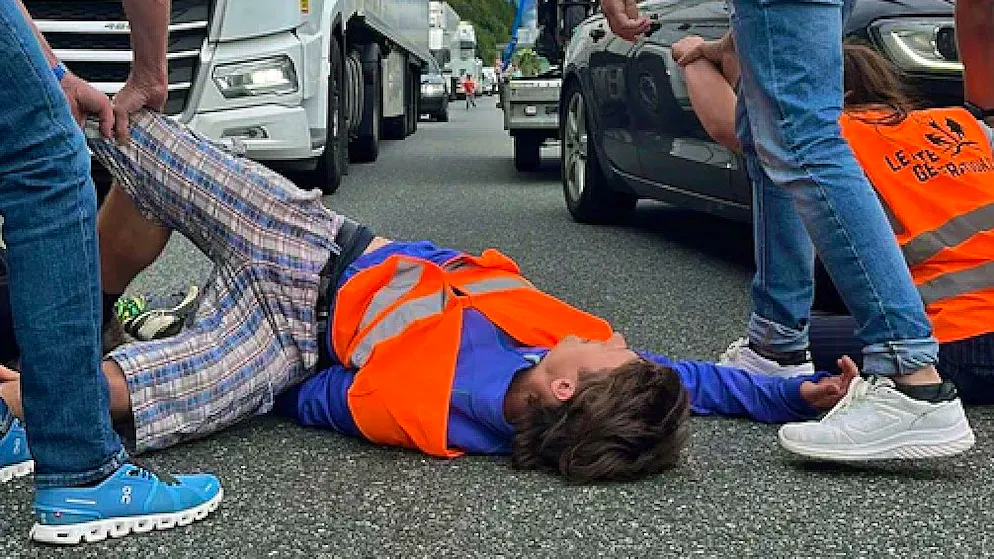 «Tumultartige Szenen» auf Ferienroute. Letzte Generation blockiert Brennerautobahn