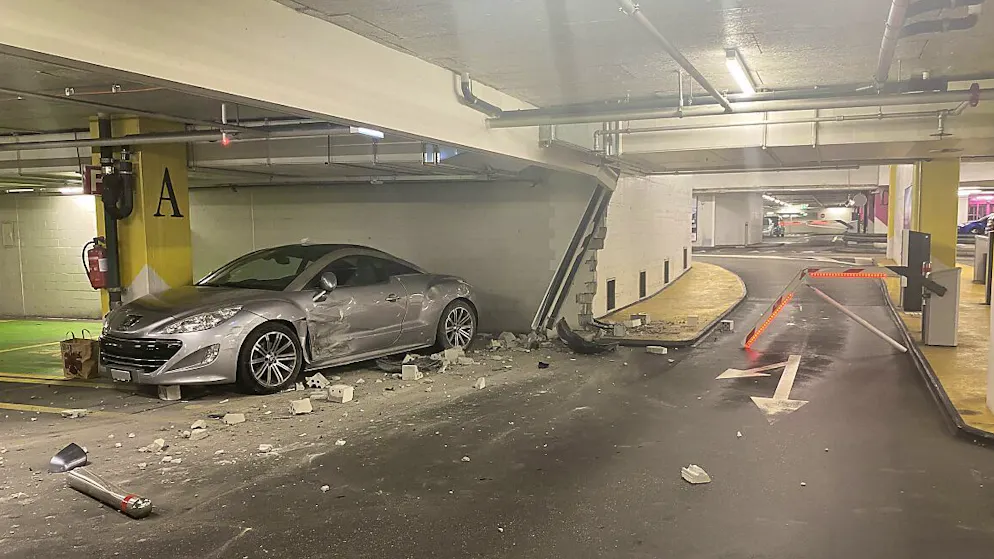Nach dem missglückten Einfahrmanöver ist der Schaden im Parkhaus gross.
