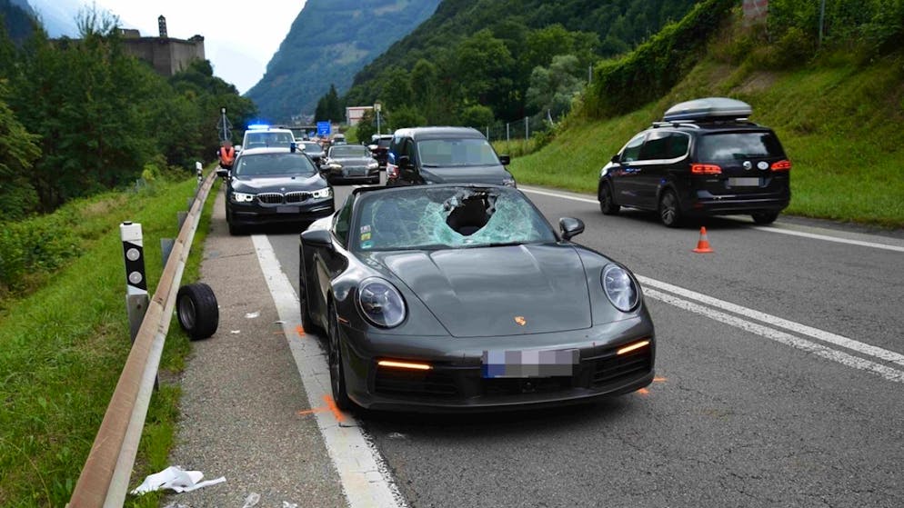 Ein Rad eines Anhängers hat sich am Samstagnachmittag in Mesocco GR gelöst und prallte in einen entgegenkommenden Porsche. Die beiden verletzten Autoinsassen mussten medizinisch betreut werden.