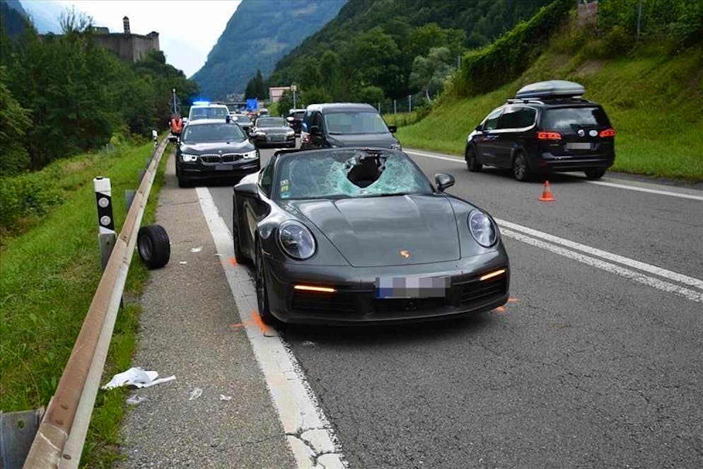 Una ruota persa da un rimorchio ha *bucato" un'auto sulla A13, all'altezza di Mesocco