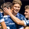 Die Luzerner feiern ihren Matchwinner Lars Villiger