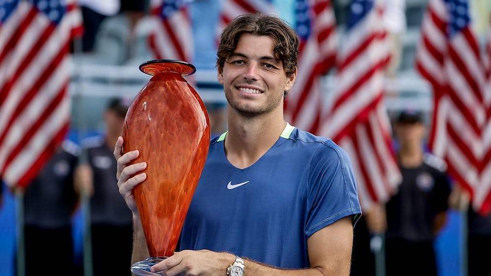 Taylor Fritz posiert im dem Siegespokal