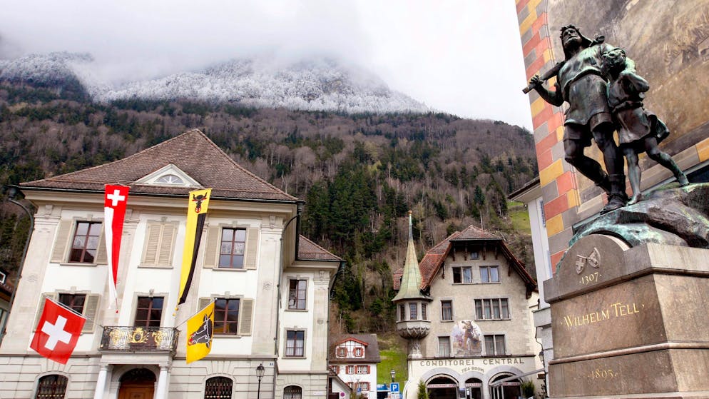 Das Telldenkmal neben dem Regierungsgebäude in Altdorf im Kanton Uri: 1307. Punkt.