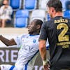 L'attaquant lausannois Aliou Balde, gauche, lutte pour le ballon avec le defenseur zurichois Dirk Abels, droite, lors de la rencontre du championnat de football de Super League entre le FC Lausanne-Sport et le Grasshopper Club Zuerich le samedi 29 juillet 2023 au stade de la Tuiliere a Lausanne. (KEYSTONE/Jean-Christophe Bott)