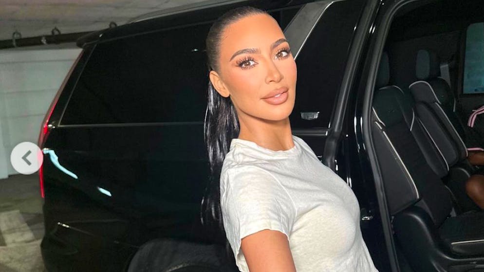 Jane Birkin wäre entsetzt. Kim Kardashian mit teuerster Tasche der Welt beim Fussballspiel