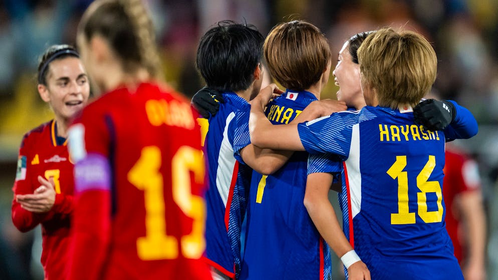 Die Japanerinnen feiern gegen Spanien einen überzeugenden Sieg.