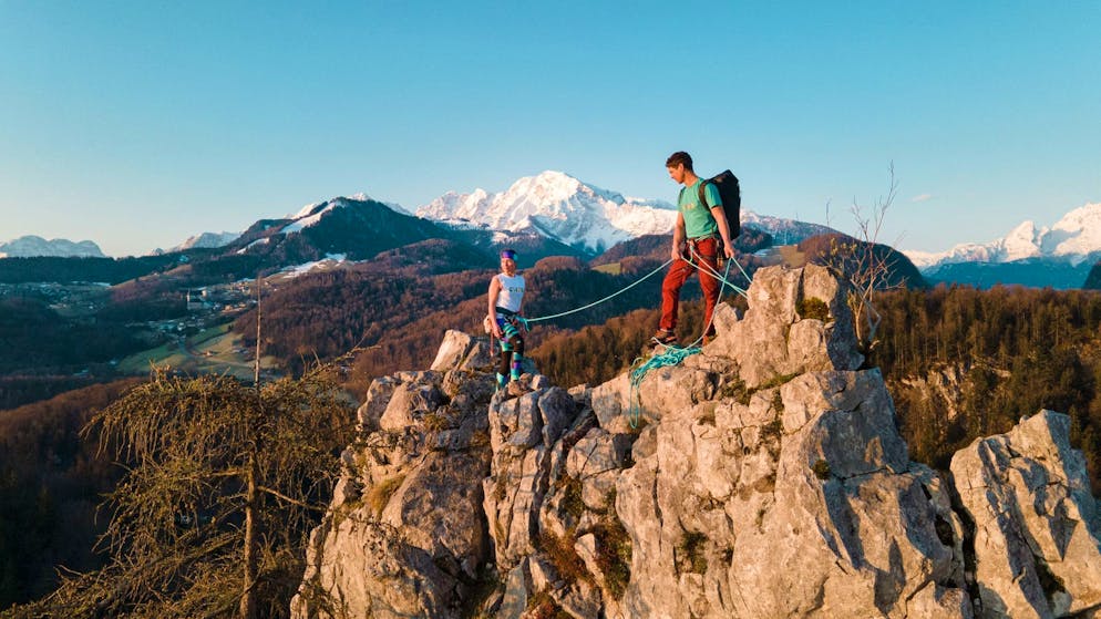 Bergsteiger klettern angeseilt auf dem Barmstein bei Hallein in Österreich.