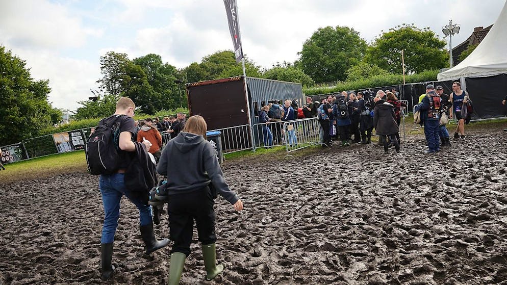 Schlamm und Matsch so weit das Auge reicht: Da weltweit größte Heavy-Metal-Festival Wacken in Deutschland kann wegen des schlechten Wetters nicht wie geplant alle 85.000 Besucherinnen und Besucher auf das Gelände lassen. Foto: Christian Charisius/dpa