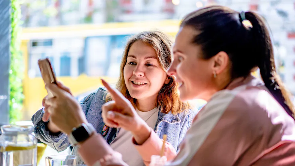 Surfen und telefonieren im Ausland kann teuer werden. Mit diesen Tipps schützt du dich – und deine Daten. 