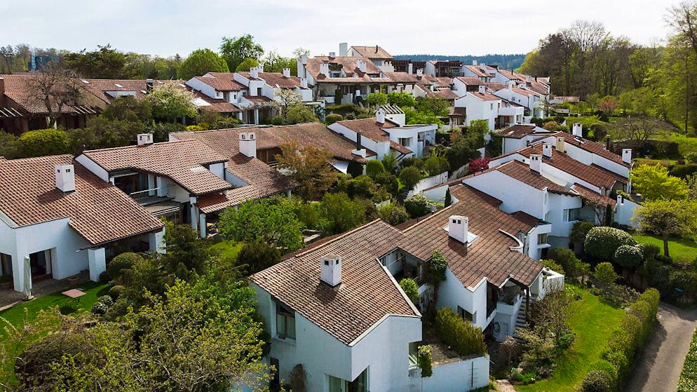 Der Traum vom Eigenheim wird rentabler: Einfamilienhäuser waren im Juli leicht günstiger. Die Preise für Wohnungen stiegen hingegen etwas an. (Archivbild)